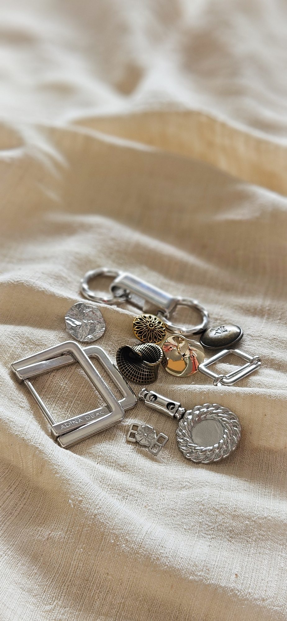 Nasturi metalici și accesorii vestimentare
